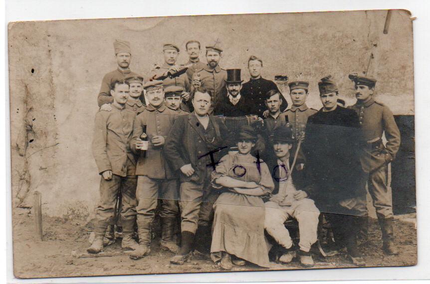 FOTOKAART (38) groep militairen met inwoners, Ophalen, Voor 1920, Overige thema's