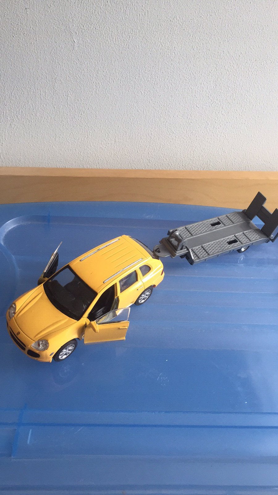 Porsche Cayenne turbo geel met aanhanger Welly, Ophalen, Zo goed als nieuw