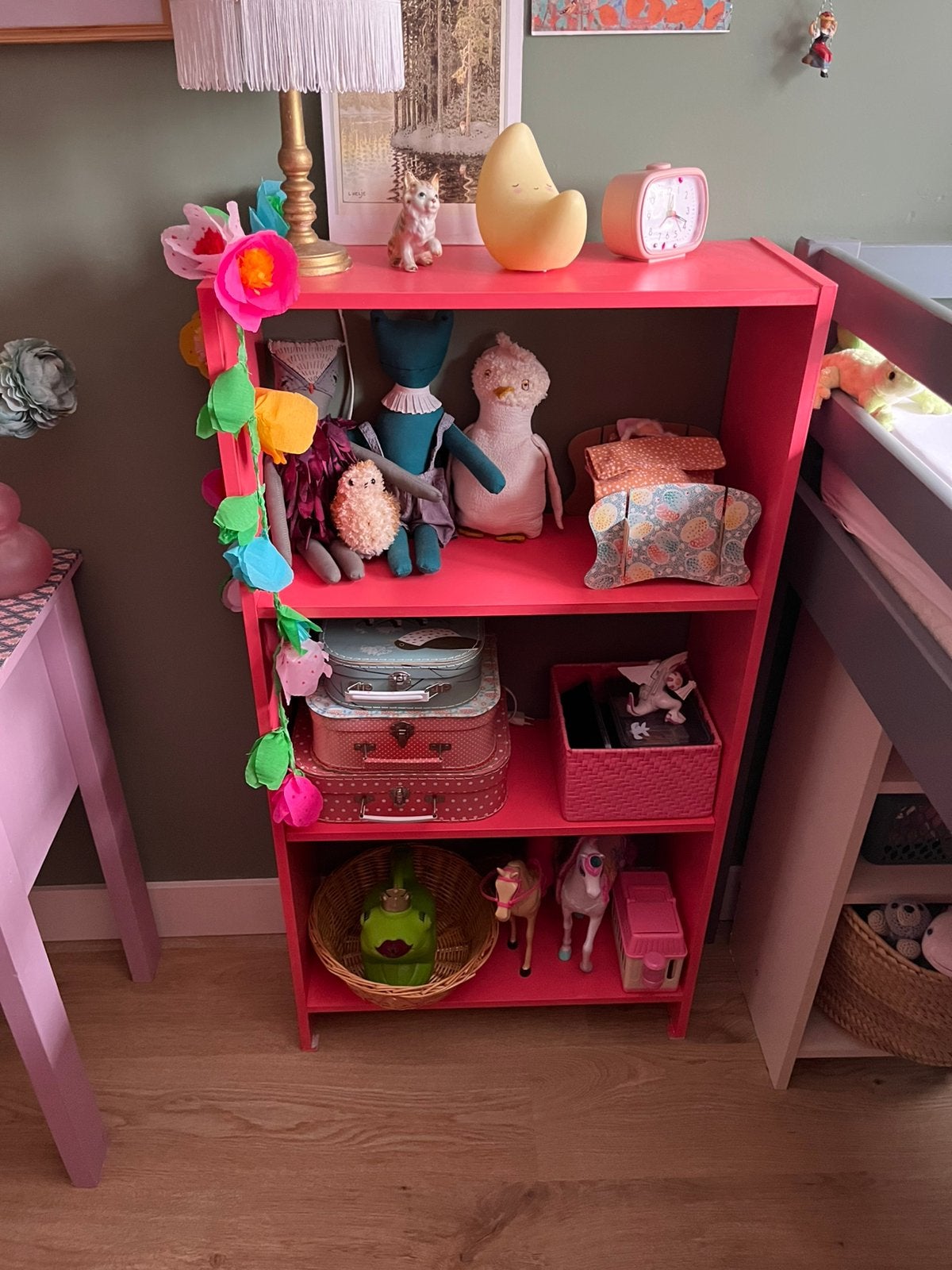 Koraal kleurig boeken kastje, Minder dan 90 cm, Minder dan 75 cm, Ophalen of Verzenden, Zo goed als nieuw