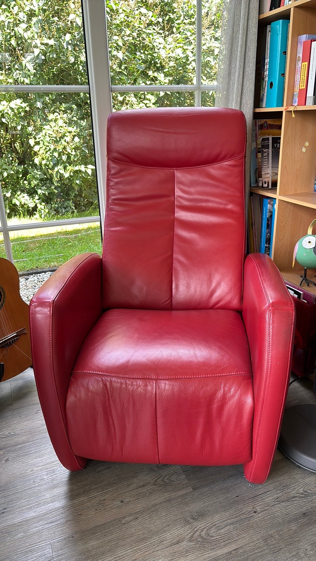 Mooie, rode moderne elektrische sta-op stoel, Huis en Inrichting, Fauteuils, Ophalen, Minder dan 75 cm, Leer, Zo goed als nieuw
