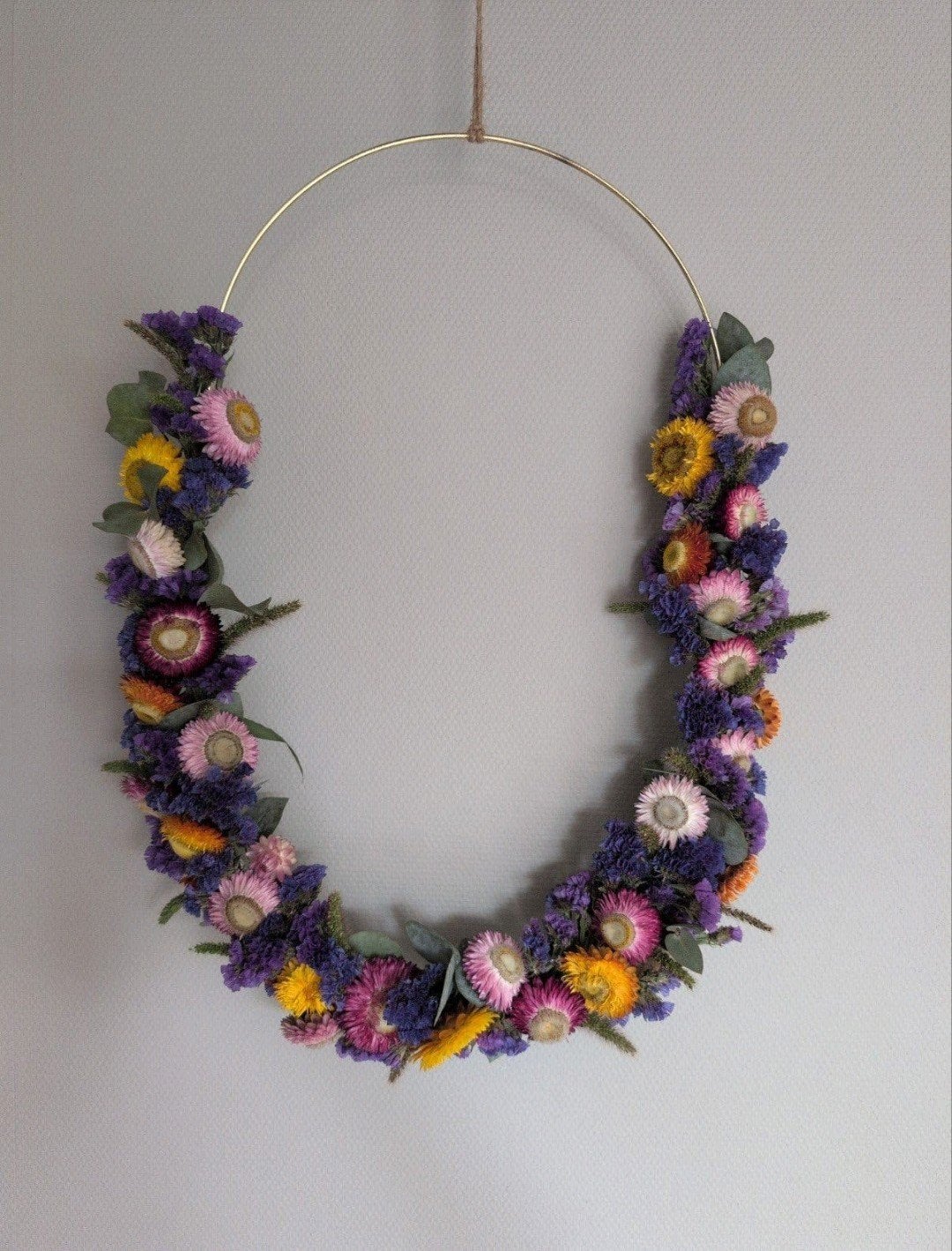 Handgemaakte droogbloemen krans op gouden metalen ring, Ophalen of Verzenden, Nieuw, Krans, Metaal
