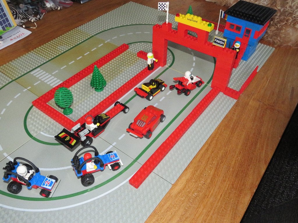 Lego Racebaan met diverse racewagens en control tower, Gebruikt, Lego, Ophalen of Verzenden, Inclusief minifiguren
