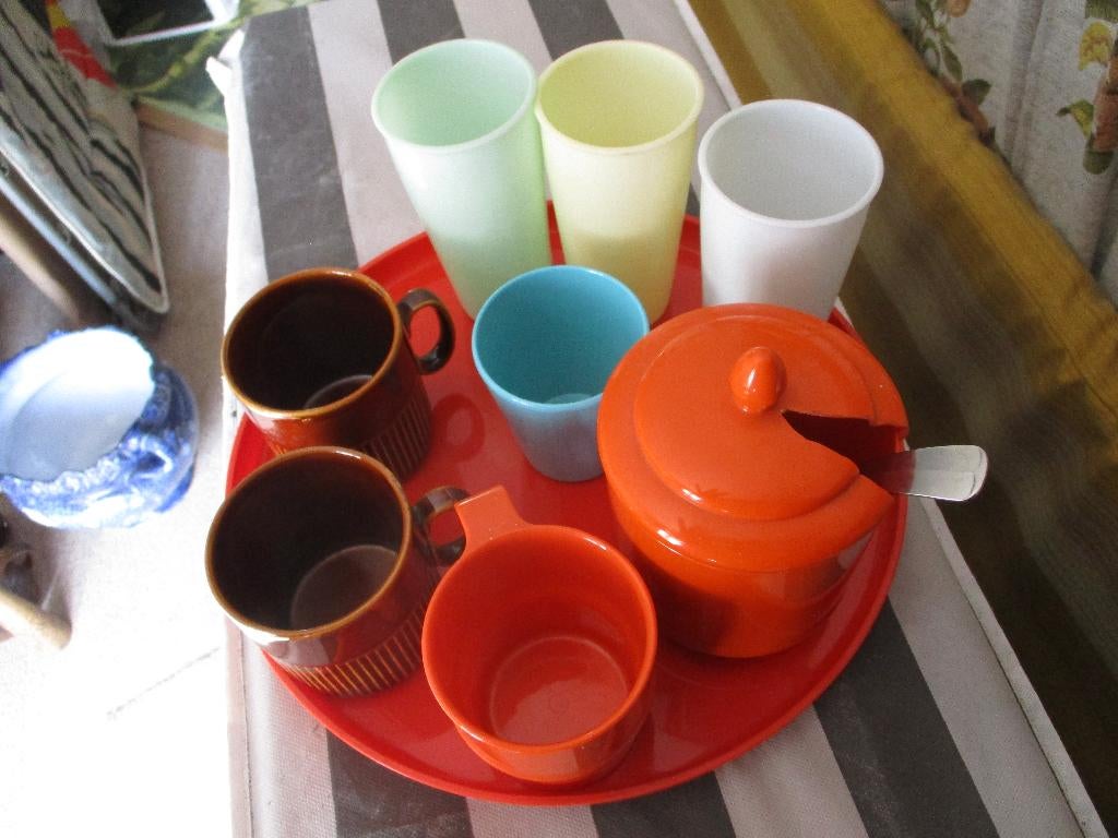 Hard plastic dienblad met mokken, bekers en suikerbusje, Overige typen, Ophalen of Verzenden, Zo goed als nieuw, Meerkleurig