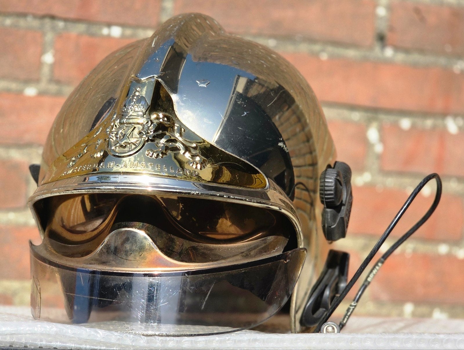 brandweerhelm brandweer Nederland Msa F1sf Amsterdam, Verzamelen, Ophalen of Verzenden, Landmacht, Nederland, Embleem of Badge