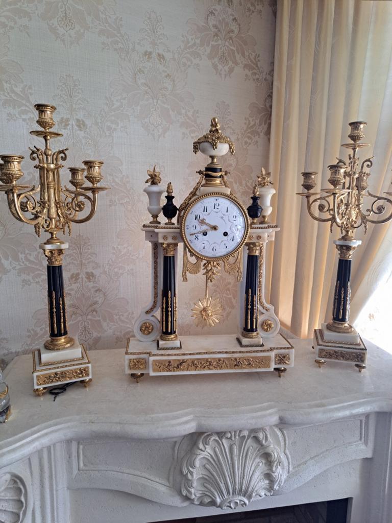 Antieke Franse pendule met kandelaars, marmer en brons, Antiek en Kunst, Antiek | Klokken, Ophalen of Verzenden