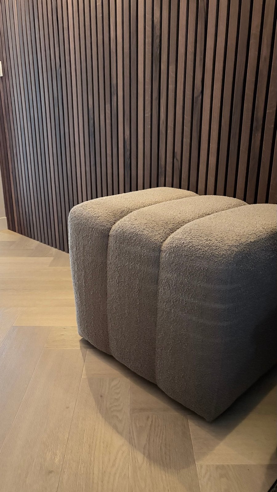 KARWEI poef Erie taupe bouclé stof - Zo goed als nieuw, Ophalen, Vierkant, Minder dan 50 cm, Zo goed als nieuw