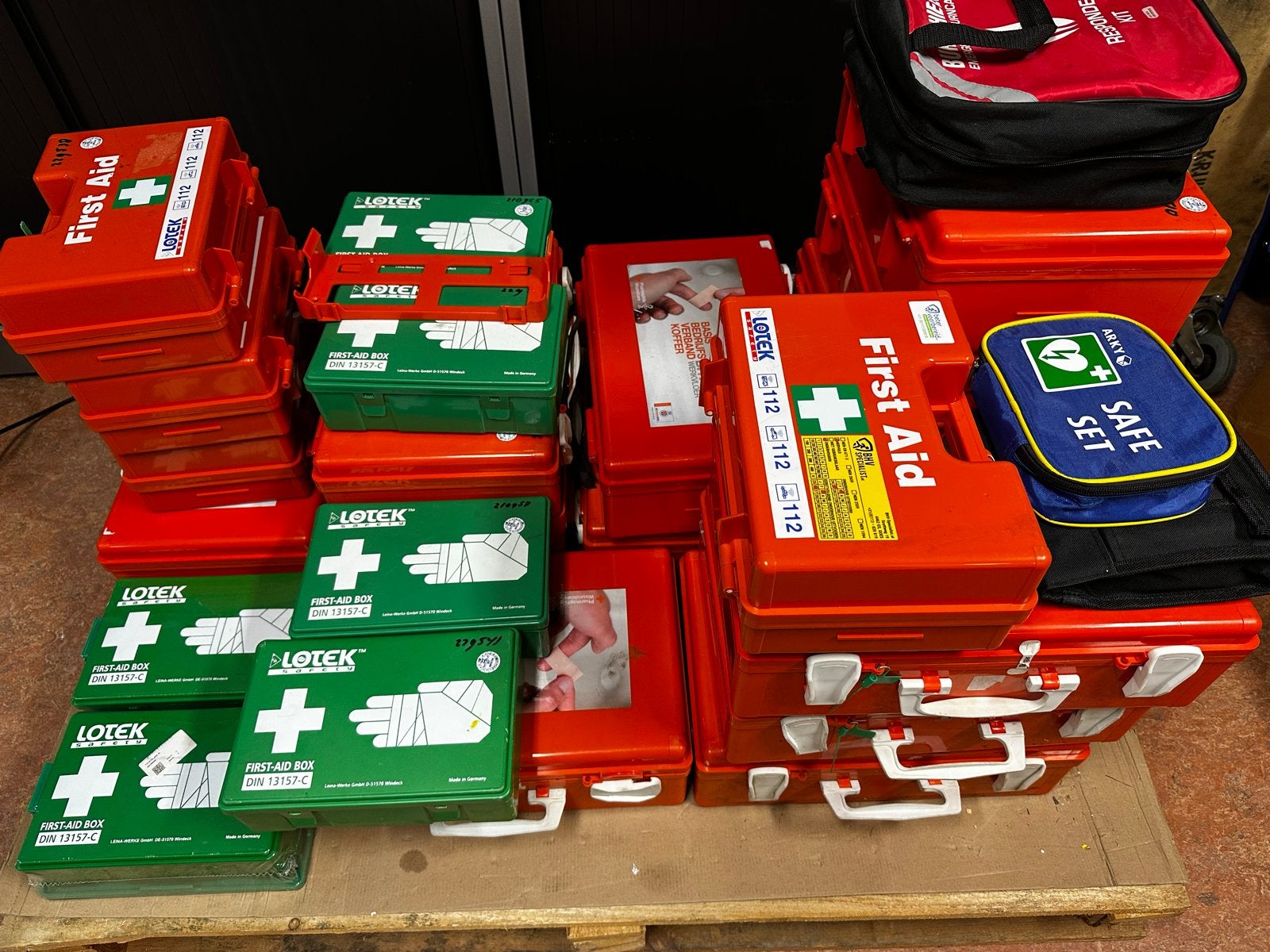 Grootpartij AED EHBO materialen. Mix v houdbaar en verlopen, Ophalen of Verzenden, Zo goed als nieuw