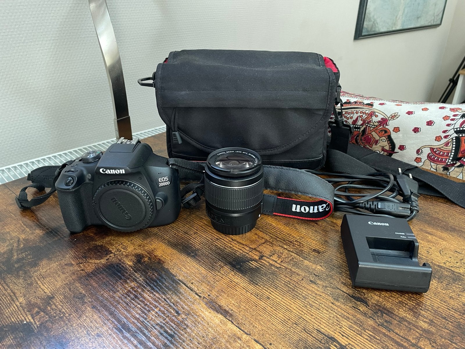 Canon EOS 2000D Reflex Camera with 18-55mm lens, Gebruikt, Draagriem, Canon, Ophalen of Verzenden