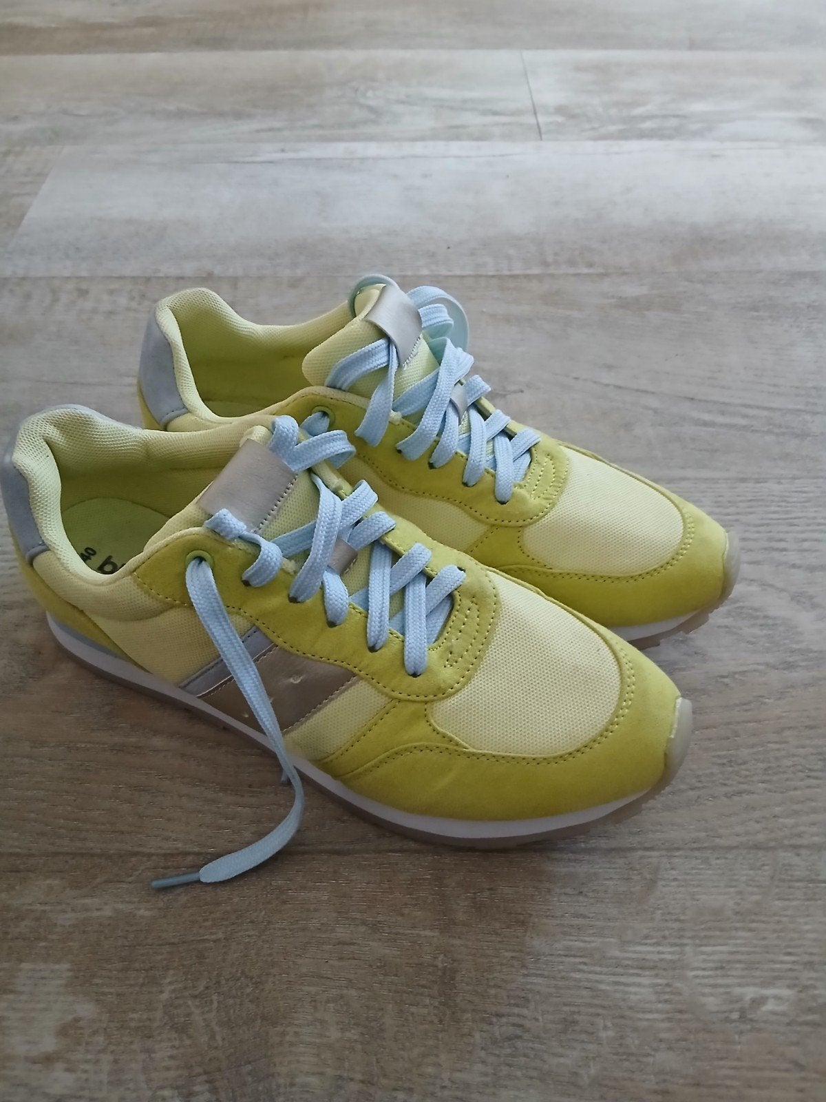 Gele Bluebox sneakers met blauwe veters, maat 38, Kleding | Dames, Ophalen of Verzenden