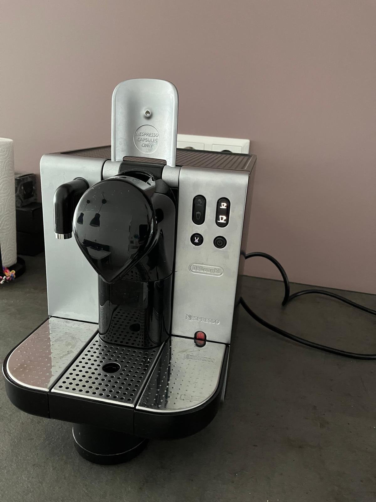 Koffiezetapparaat - Delonghi Nespresso Latissima EN680M, Ophalen, Koffiepads en cups, Gebruikt, Koffiemachine