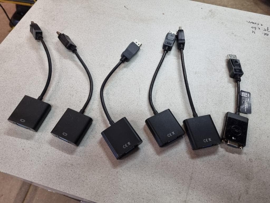 Diverse KABEL VERLOOP  VGA NAAR DISPLAY PORT + koppel kabel, Ophalen, Zo goed als nieuw