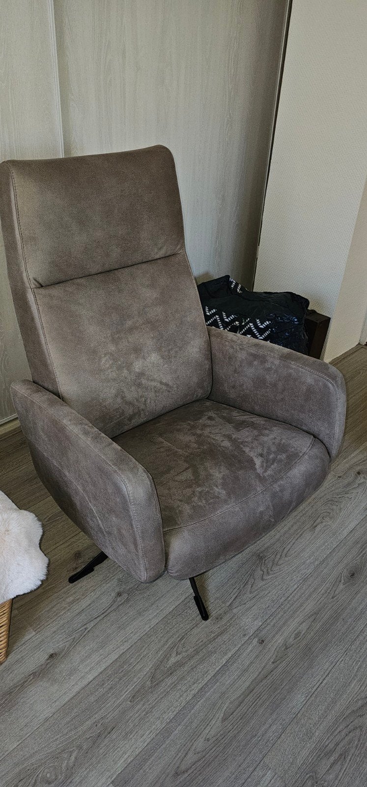 Comfortabele grijze fauteuil met draaivoet Hjort Knudsen, Huis en Inrichting, Ophalen, Minder dan 75 cm, Zo goed als nieuw, Stof