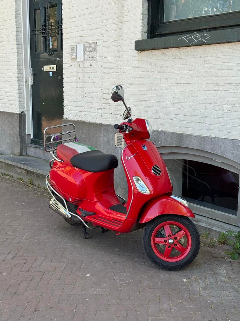 Vespa LXV 50cc snor - Rood - 2011, Ophalen, Zo goed als nieuw, Vespa LXV, Benzine
