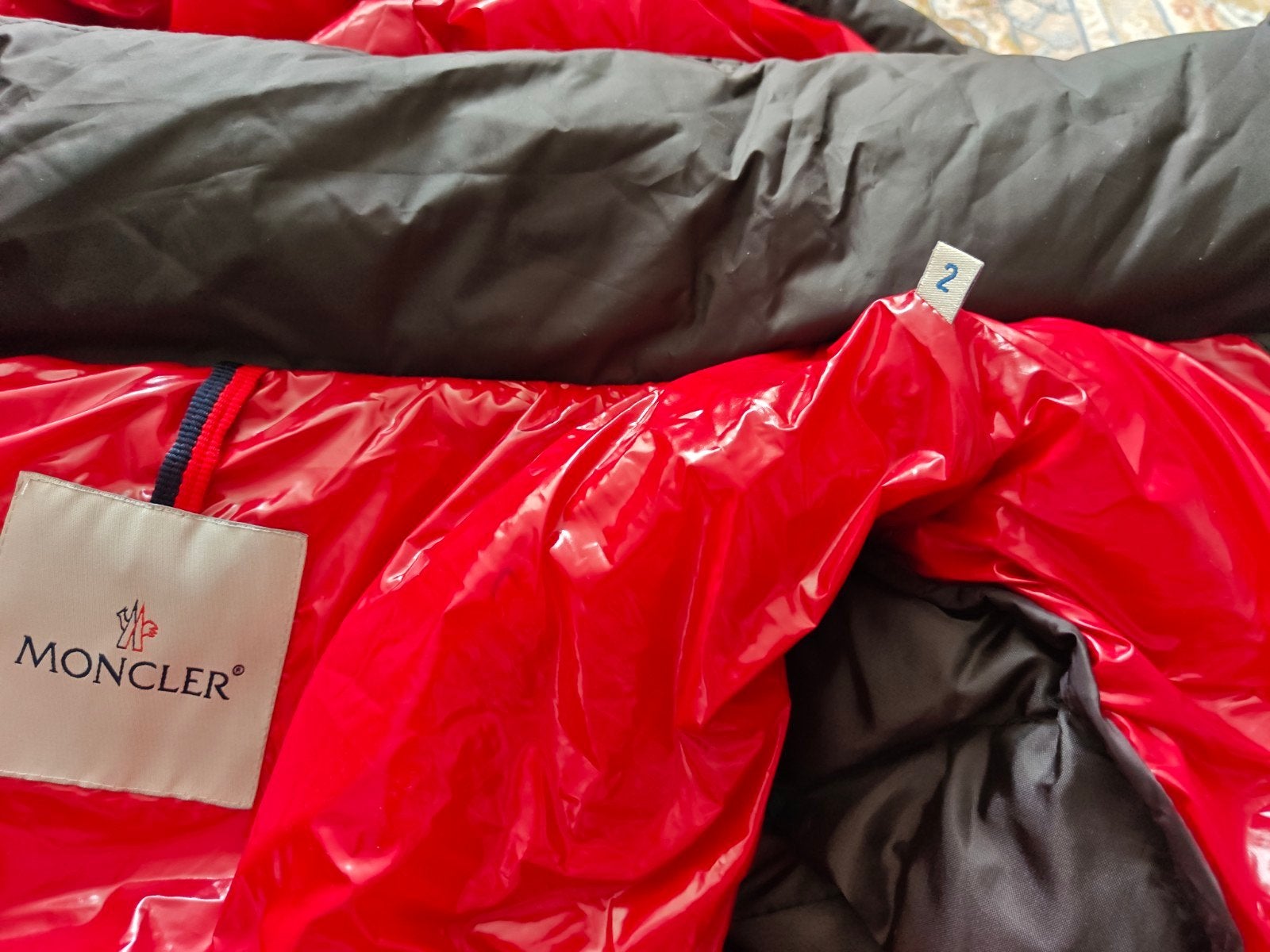 Moncler jas rood en zwart zoals nieuwe jas maat 2, Moncler, Maat 48/50 (M), Ophalen of Verzenden, Zo goed als nieuw