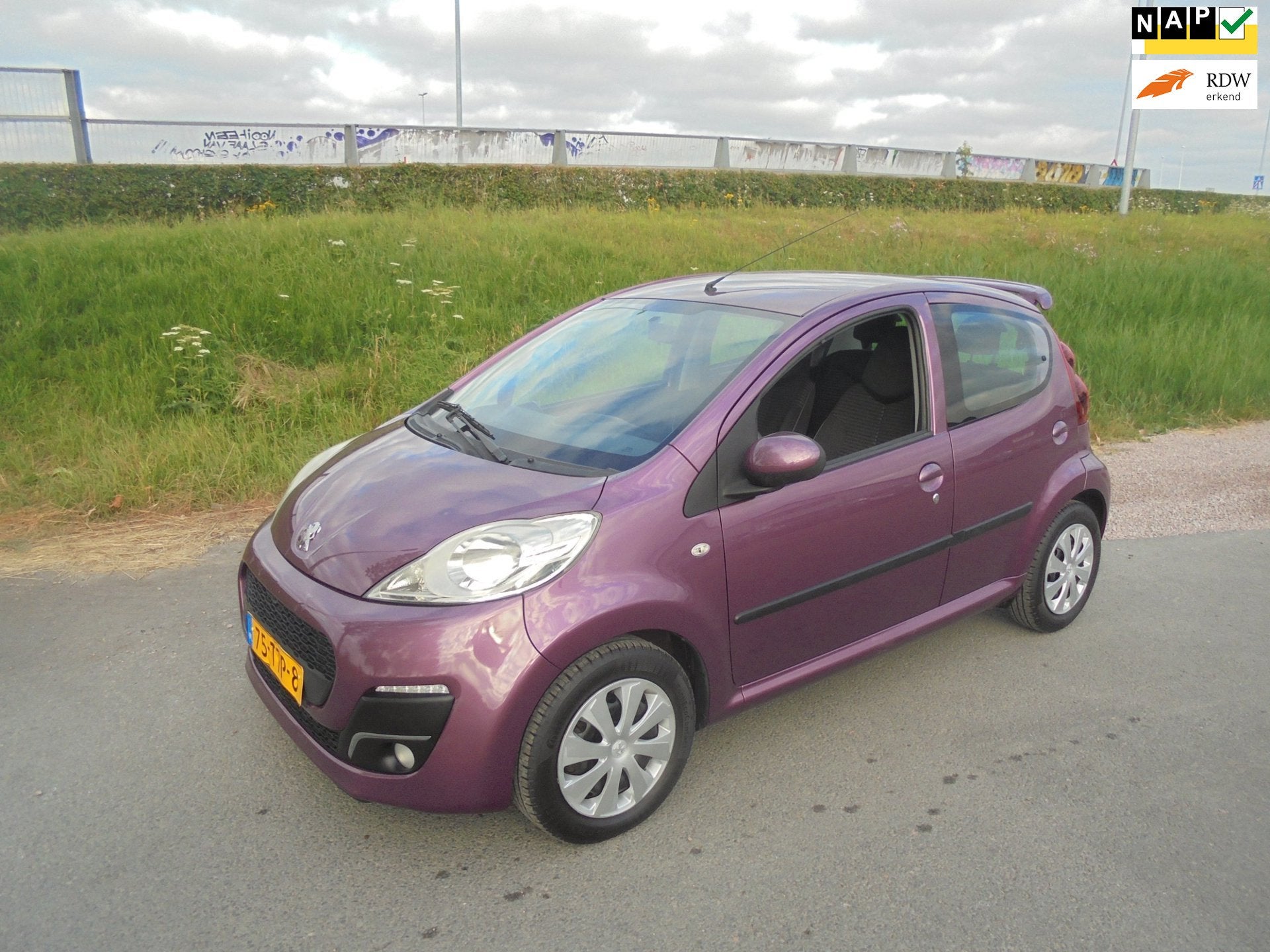 Peugeot 107 Peugeot 107 1.0 benzine 5 deurs airco 144.000km, Auto's, Peugeot, Euro 5, Gebruikt, Overige kleuren, 4 stoelen