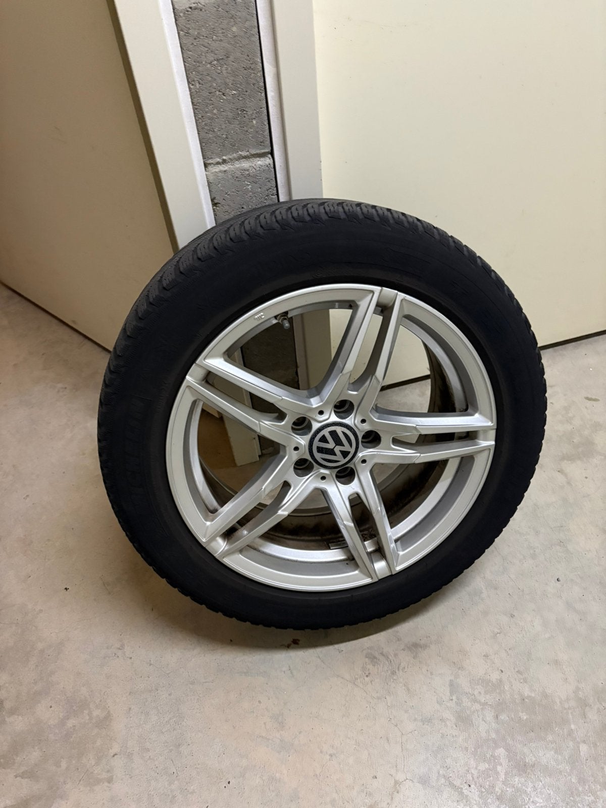 Sportvelgen 17 inch met winterbanden T-roc, Ophalen, 215 mm, Banden en Velgen, 17 inch