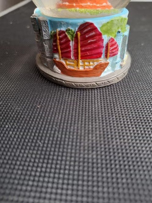 Sneeuwbol boeddha Hong Kong h, Verzamelen, Beelden en Beeldjes, Ophalen of Verzenden, Zo goed als nieuw, Religie