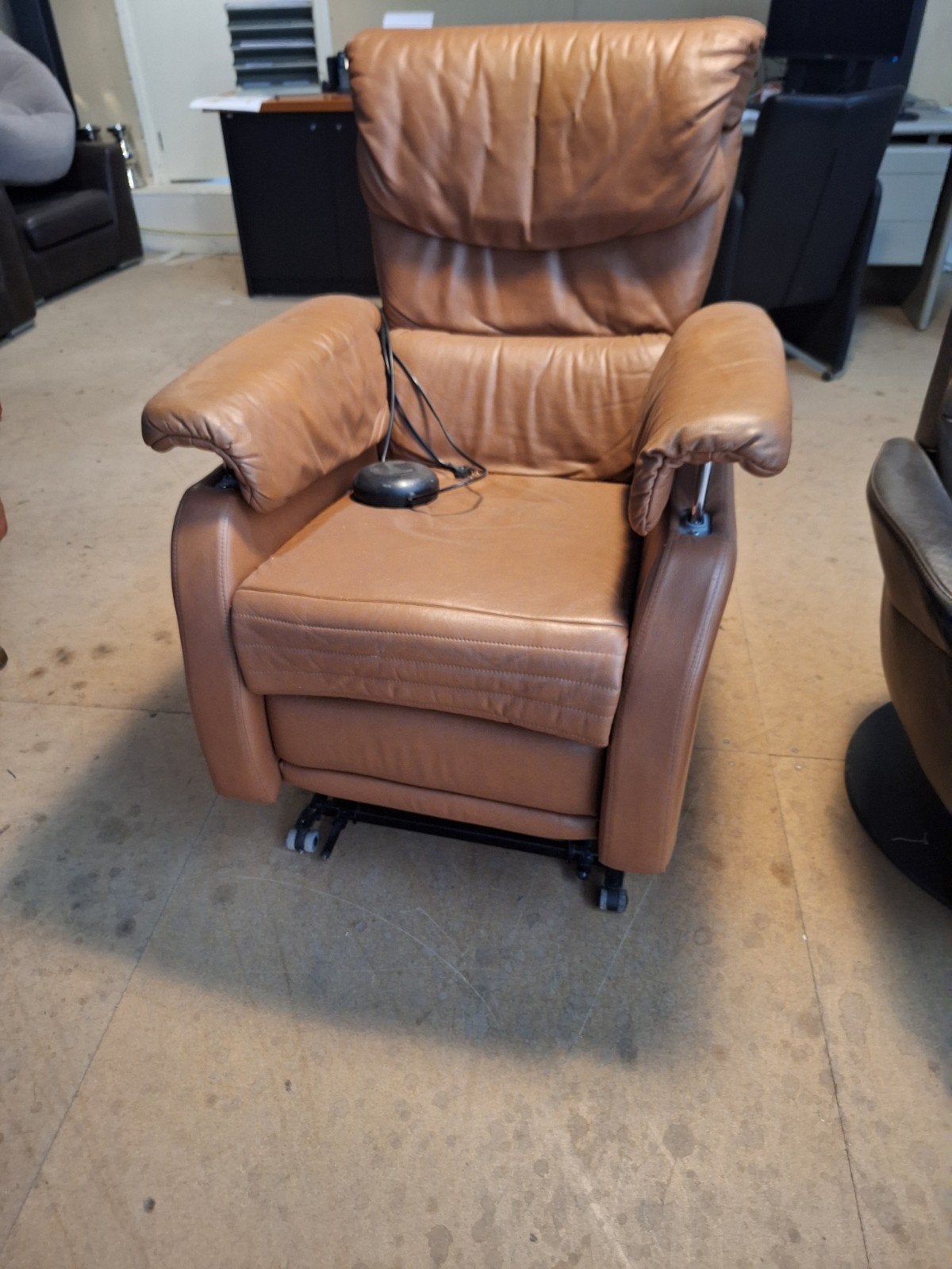 elektrische sta op relaxfauteuil echt leder, Huis en Inrichting, Ophalen, Zo goed als nieuw, 75 tot 100 cm, 50 tot 75 cm