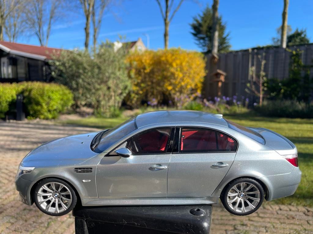 OTTO BMW M5 E60 Silverstone II 1:18 met originele verpakking, Hobby en Vrije tijd, Modelauto's | 1:18, Ophalen of Verzenden, Zo goed als nieuw