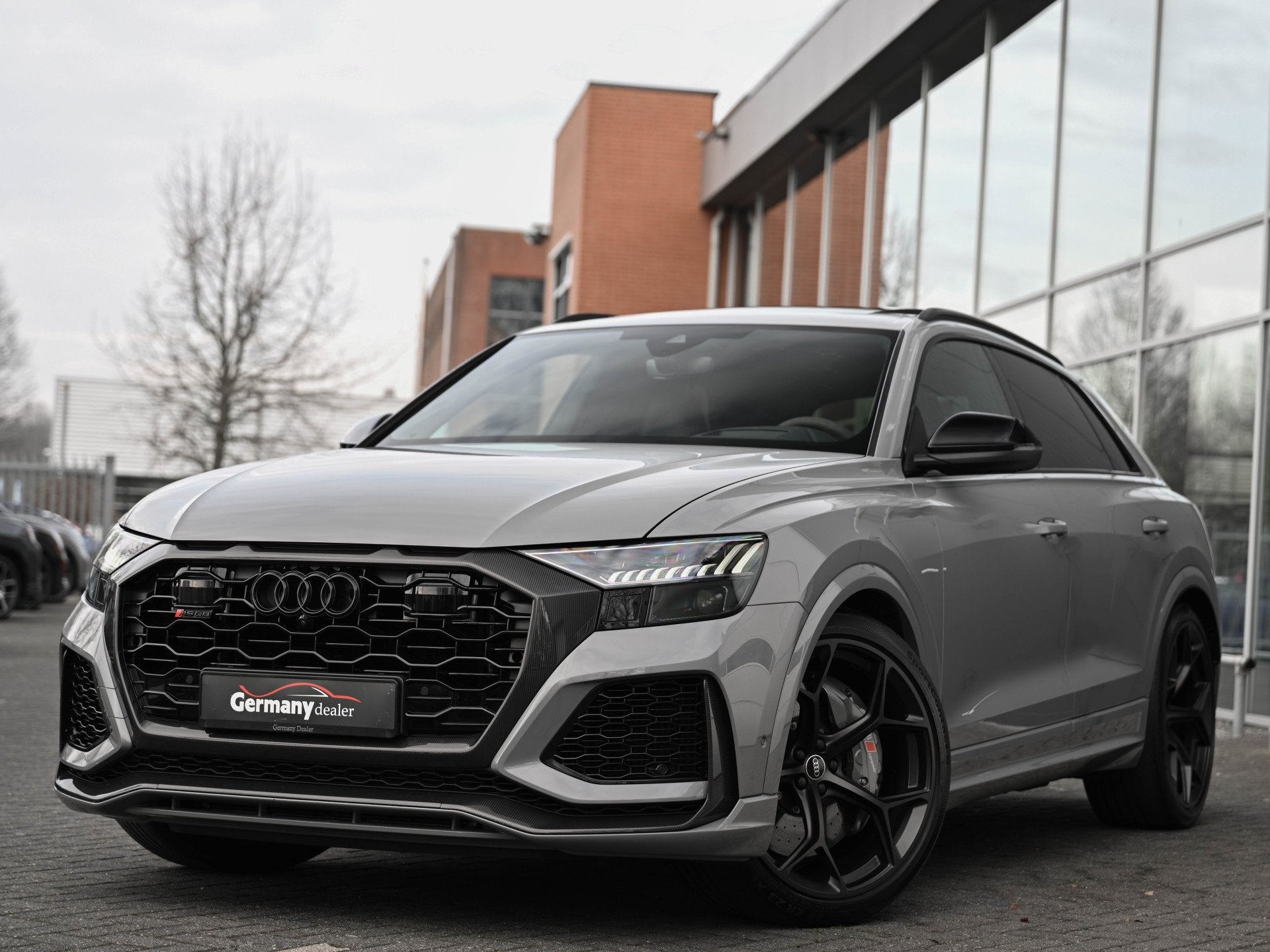 Audi RSQ8 4.0 TFSI 600PK quattro Akrapovič Nardo Ceramic 2x, Auto's, Audi, Dealer onderhouden, Gebruikt, Met garantie (alle), 600 pk