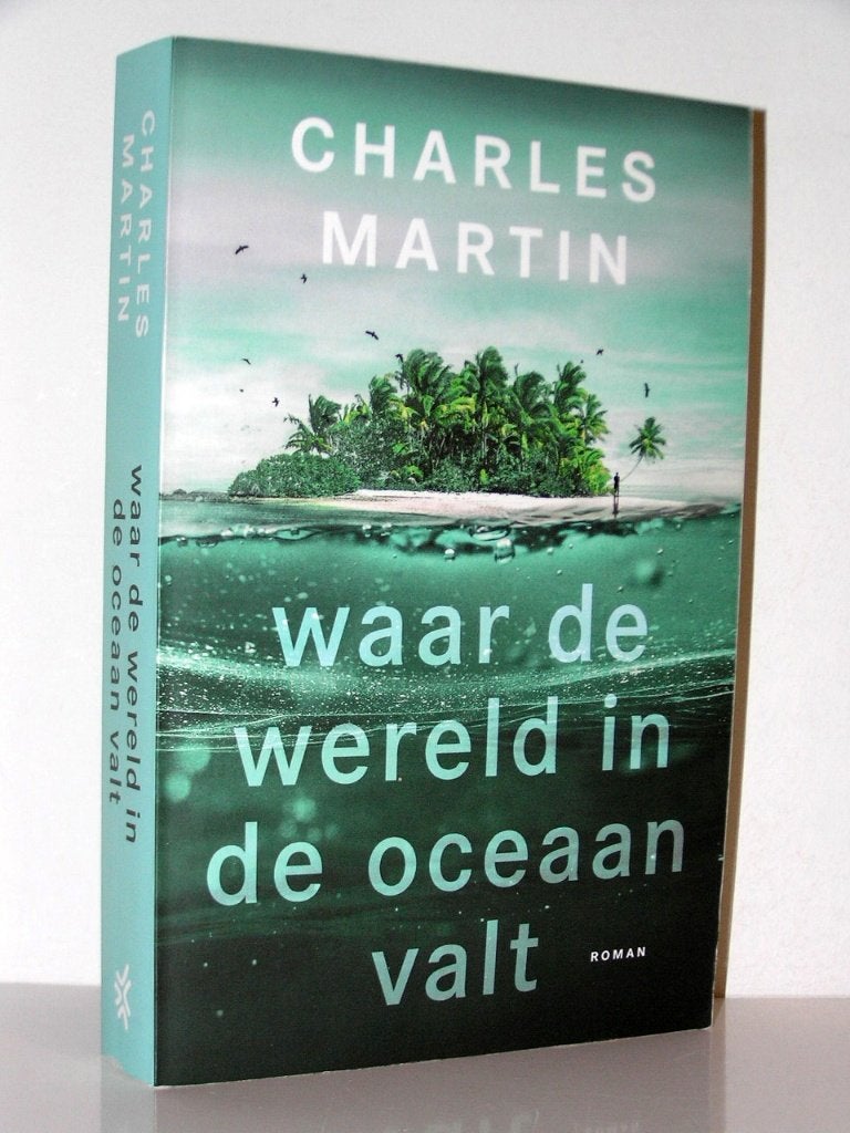 Charles Martin - Waar de wereld in de oceaan valt, Boeken, Ophalen of Verzenden, Zo goed als nieuw