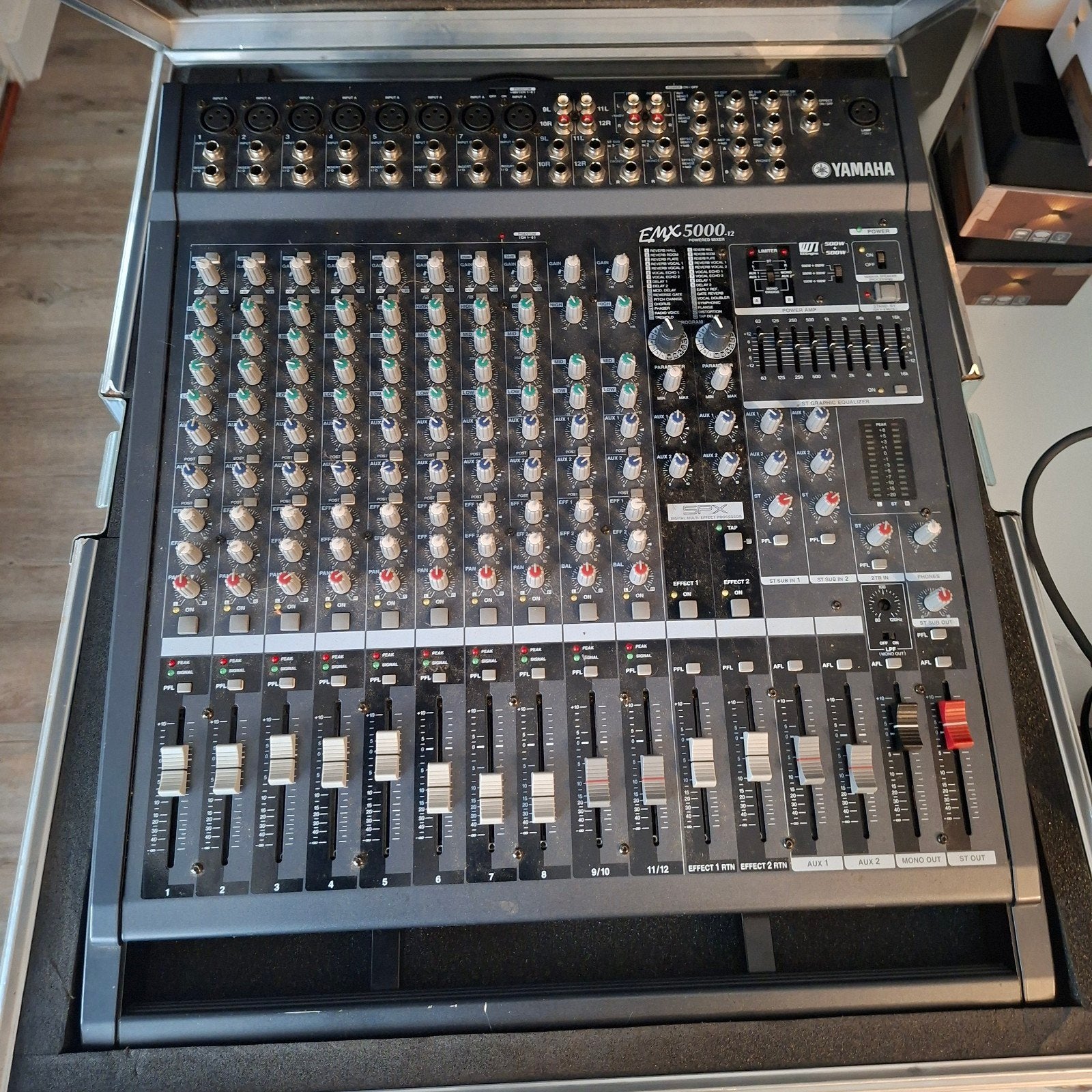 Yamaha EMX5000-12 Powermixer met 2x Yamaha S112V speakers, Ophalen, Gebruikt, 10 tot 20 kanalen, Microfooningang