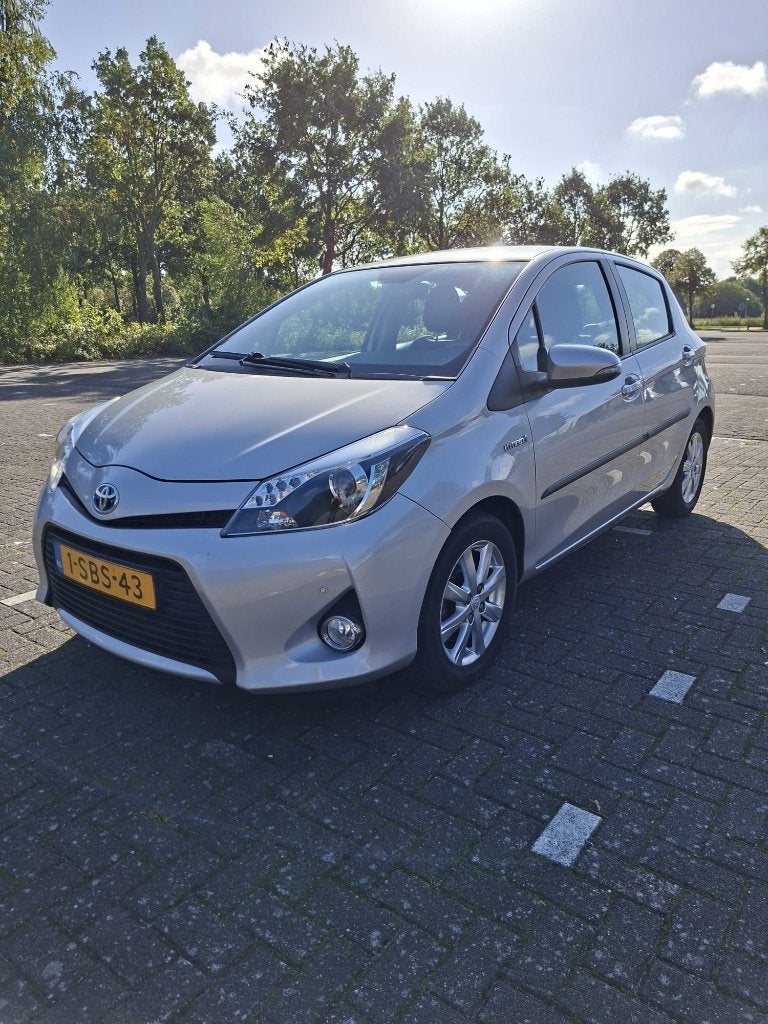 Toyota Yaris 1.5 Full Hybrid CVT 5DR 2013 Grijs, Auto's, Euro 5, 74 pk, Zwart, 4 cilinders