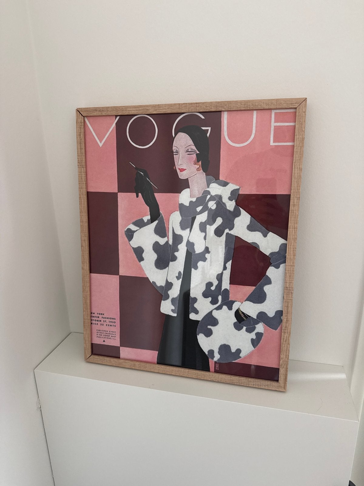 Vogue 'Lady in Fur' Poster Multicolor 62x82cm Ingelijst, Ophalen of Verzenden, Gebruikt, 50 tot 75 cm, Foto of Poster