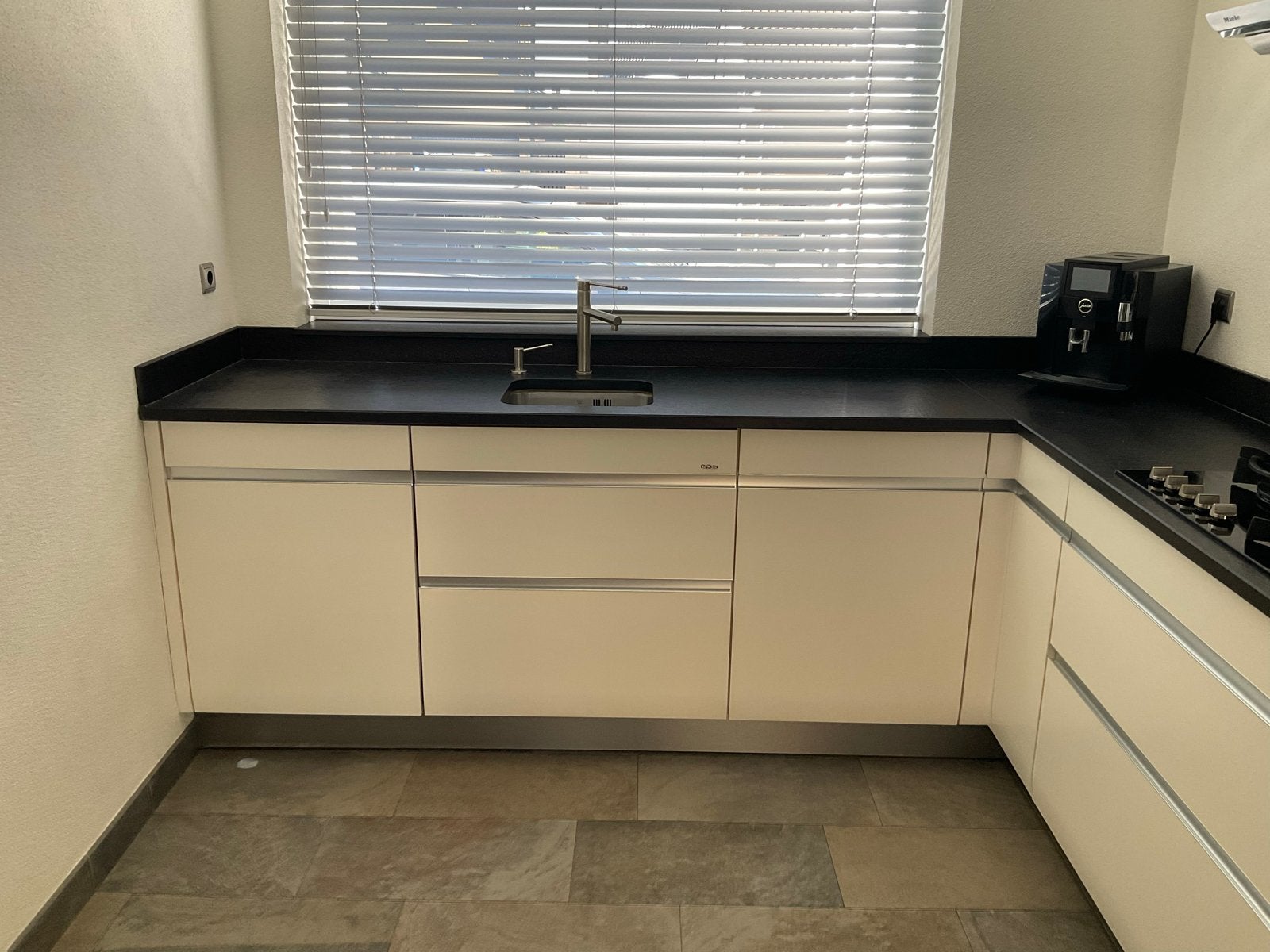 SieMatic 6000 hoekkeuken met zwart graniet keukenblad, Ophalen, Gebruikt, Hoekkeuken, Graniet of Steen