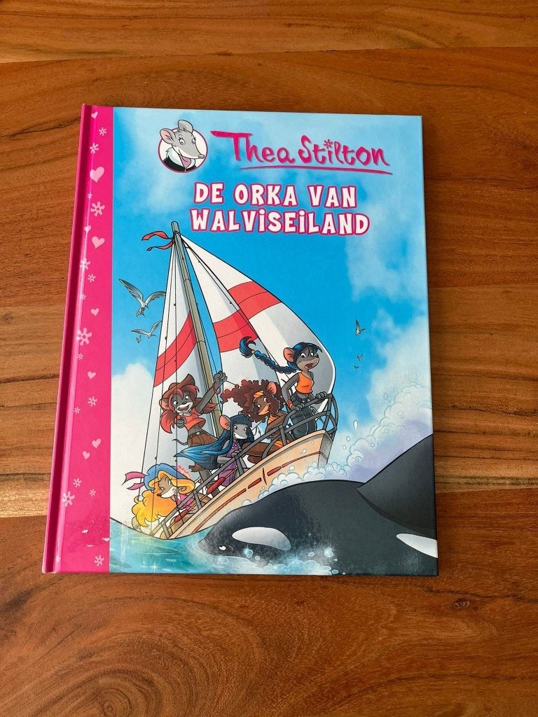 Thea Stilton 1 - de Orka van Walviseiland HC, Boeken, Eén stripboek, Ophalen of Verzenden, Zo goed als nieuw