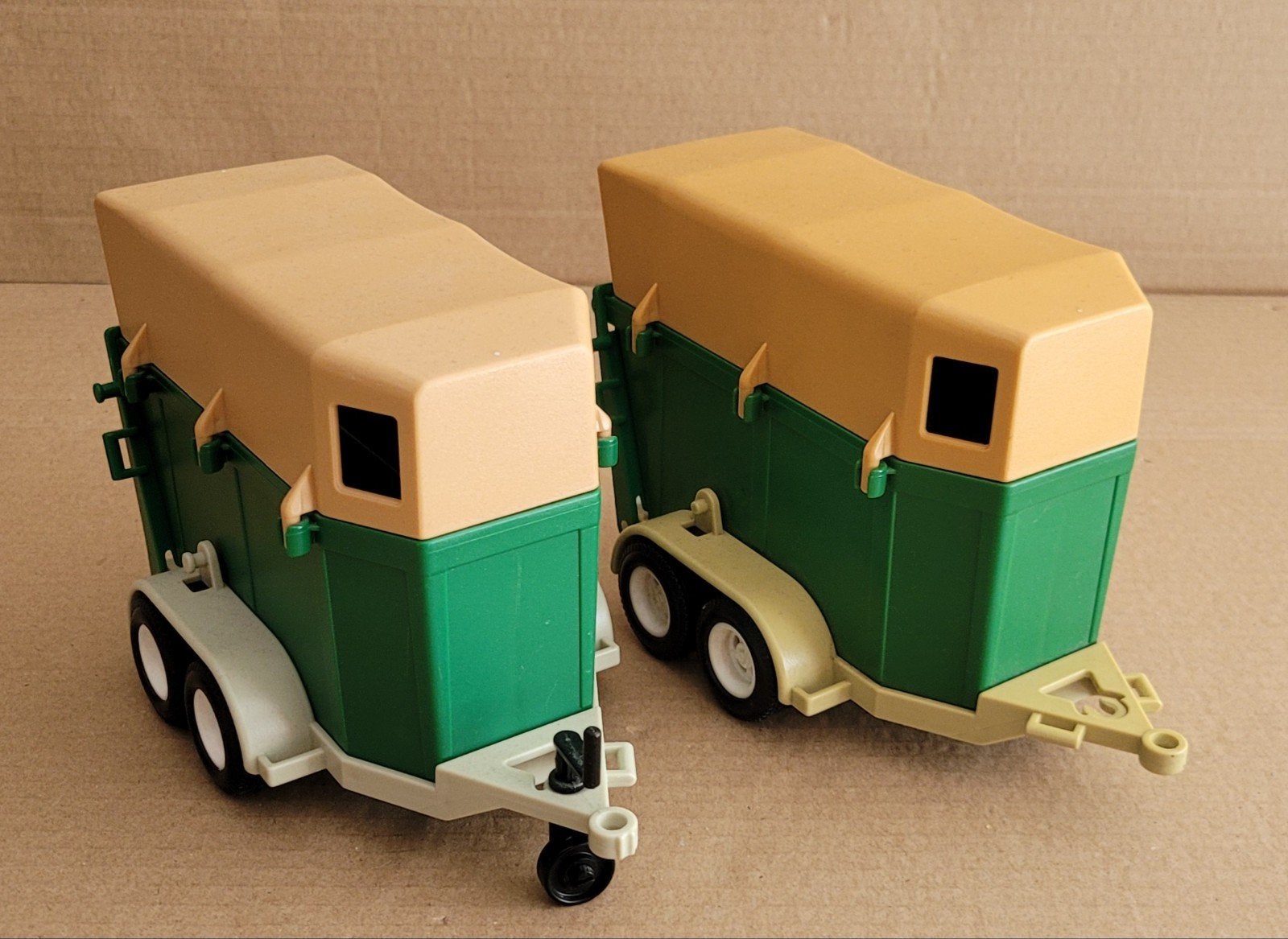 2 oude playmobil paardentrailers, Ophalen of Verzenden, Gebruikt