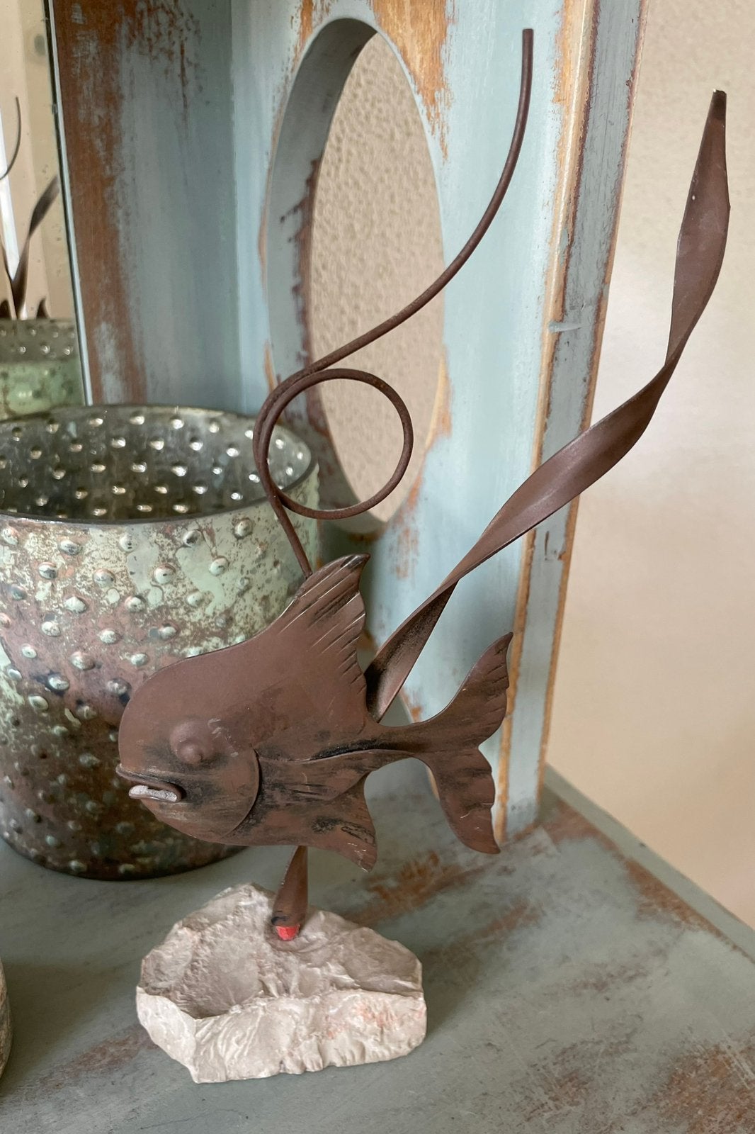 Metalen vis op steen retro vintage, Ophalen of Verzenden