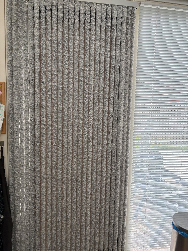 Kattenstaarten vliegengordijn karwei, Ophalen