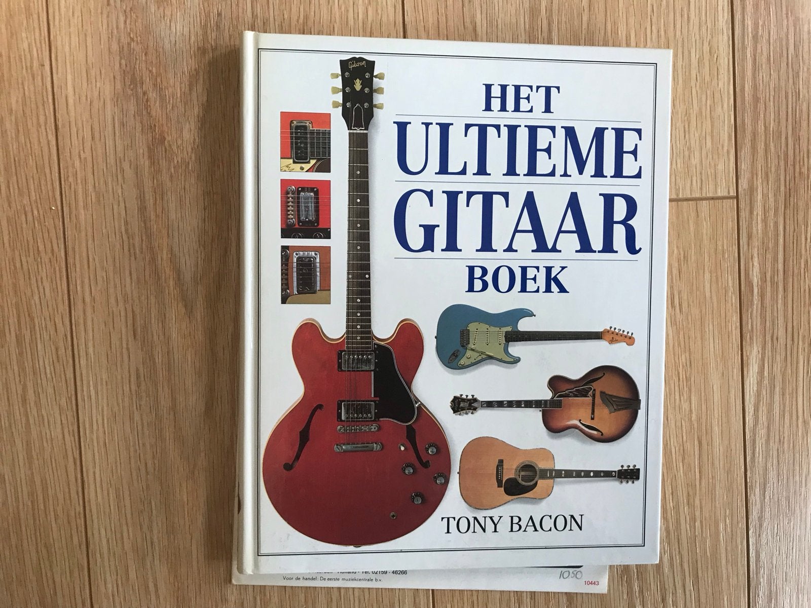 Het Ultieme Gitaar Boek - Tony Bacon, Ophalen of Verzenden, Zo goed als nieuw, Instrument