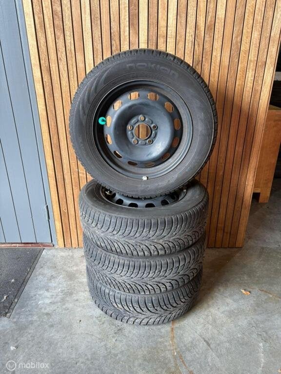 Set stalen velgen met winterbanden Volvo V40 S40 V50 C30, Gebruikt, Ophalen of Verzenden