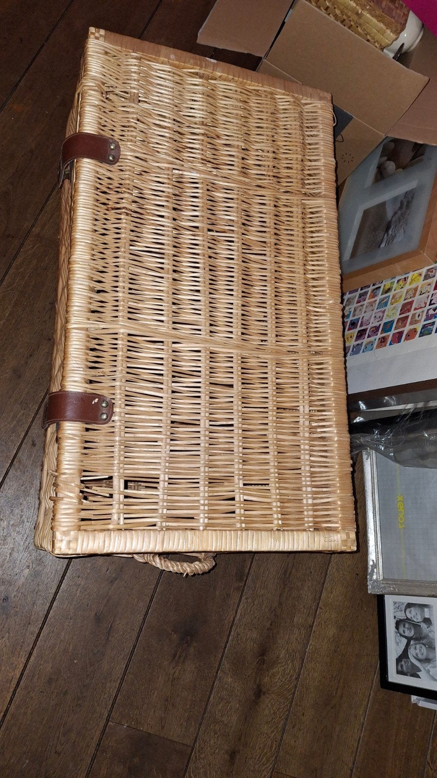 grote rieten mand met iemand beschadigingen, Ophalen