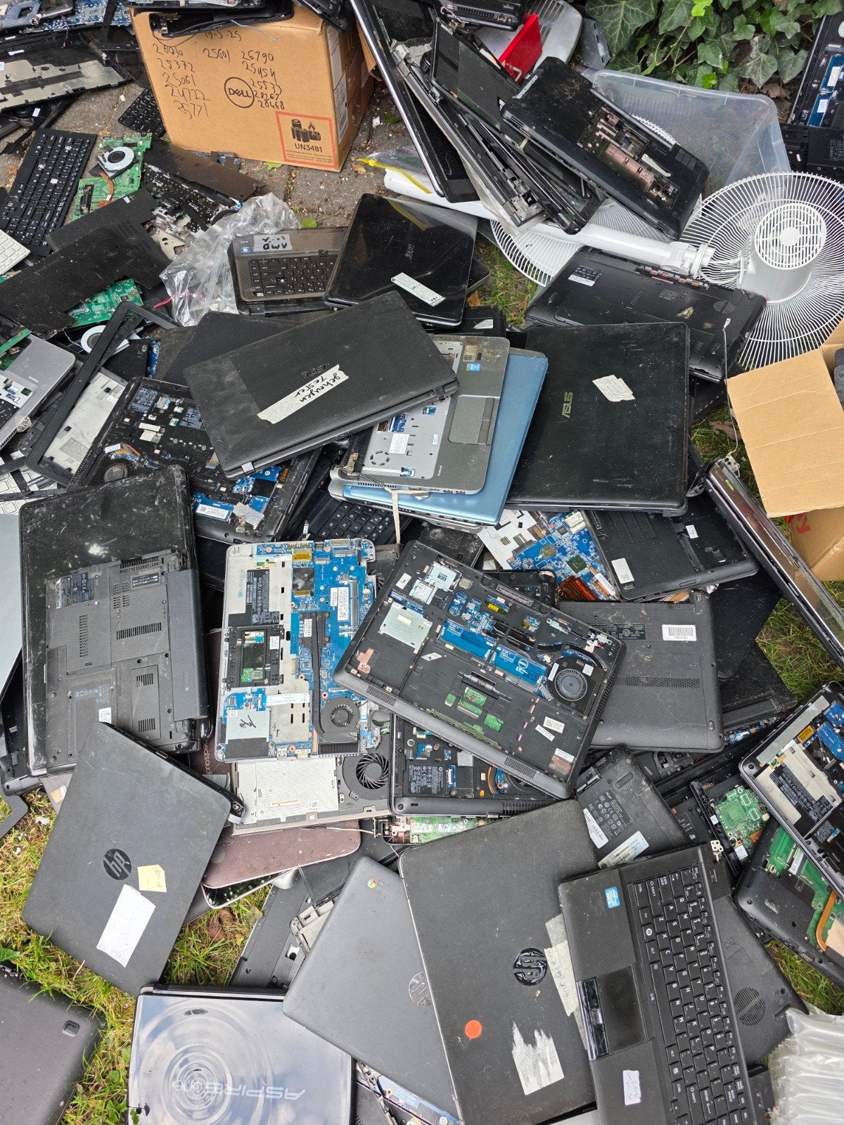 incomplete laptops 2 euro per kilo, Computers en Software, Stadskanaal, Ophalen of Verzenden, Hp dell asus, Niet werkend