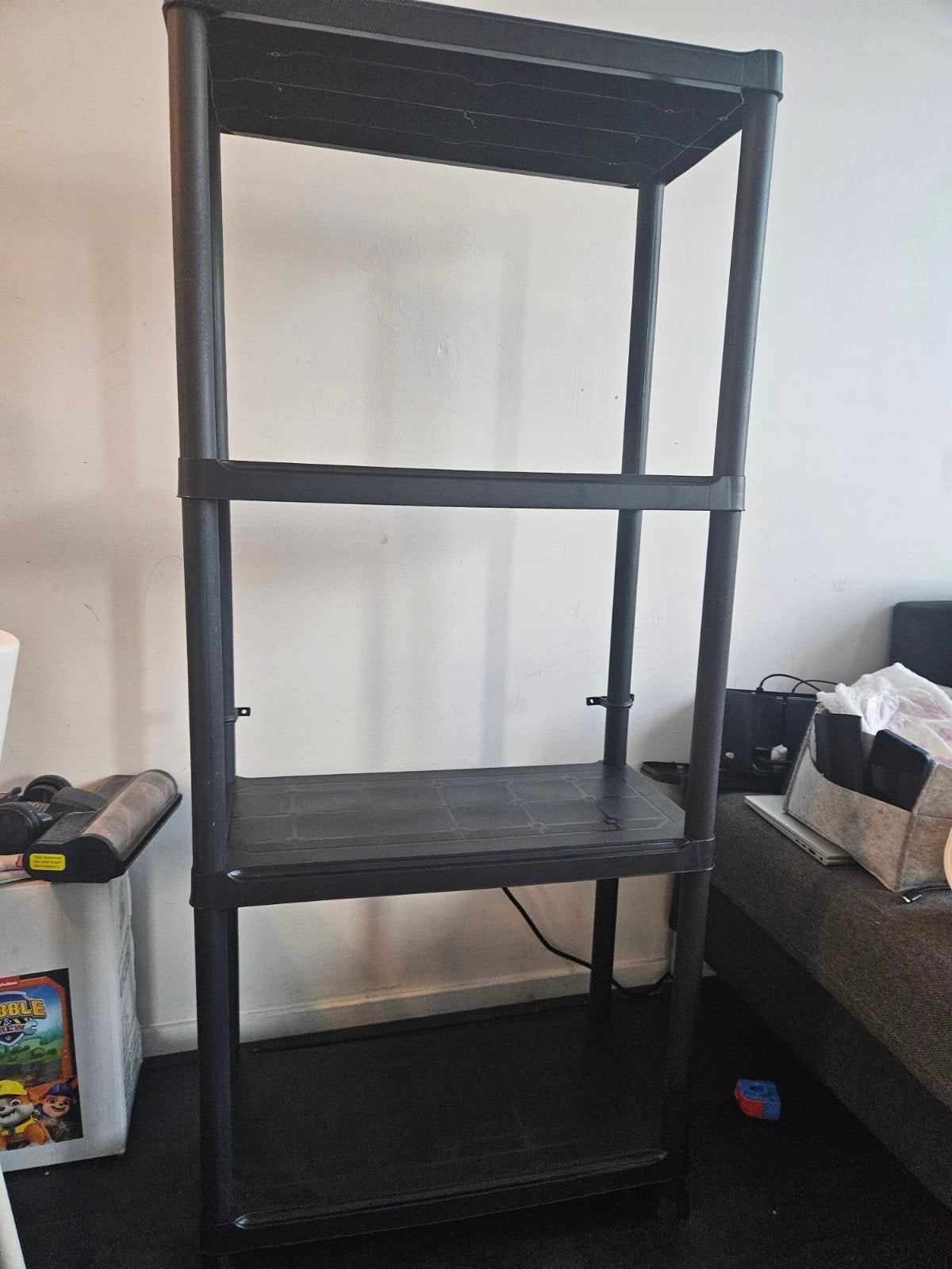 Handig zwart kunststof rek met 4 planken, Ophalen, Gebruikt
