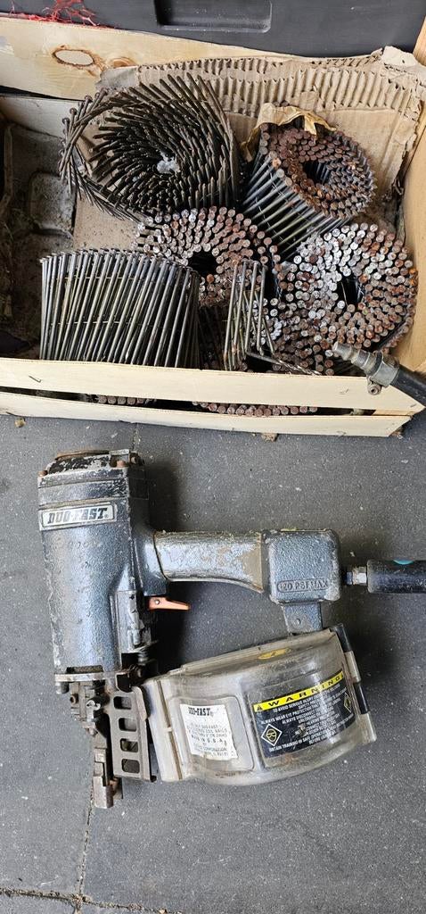 Spijkerpistool op lucht met een doos spijkerrollen, Ophalen of Verzenden