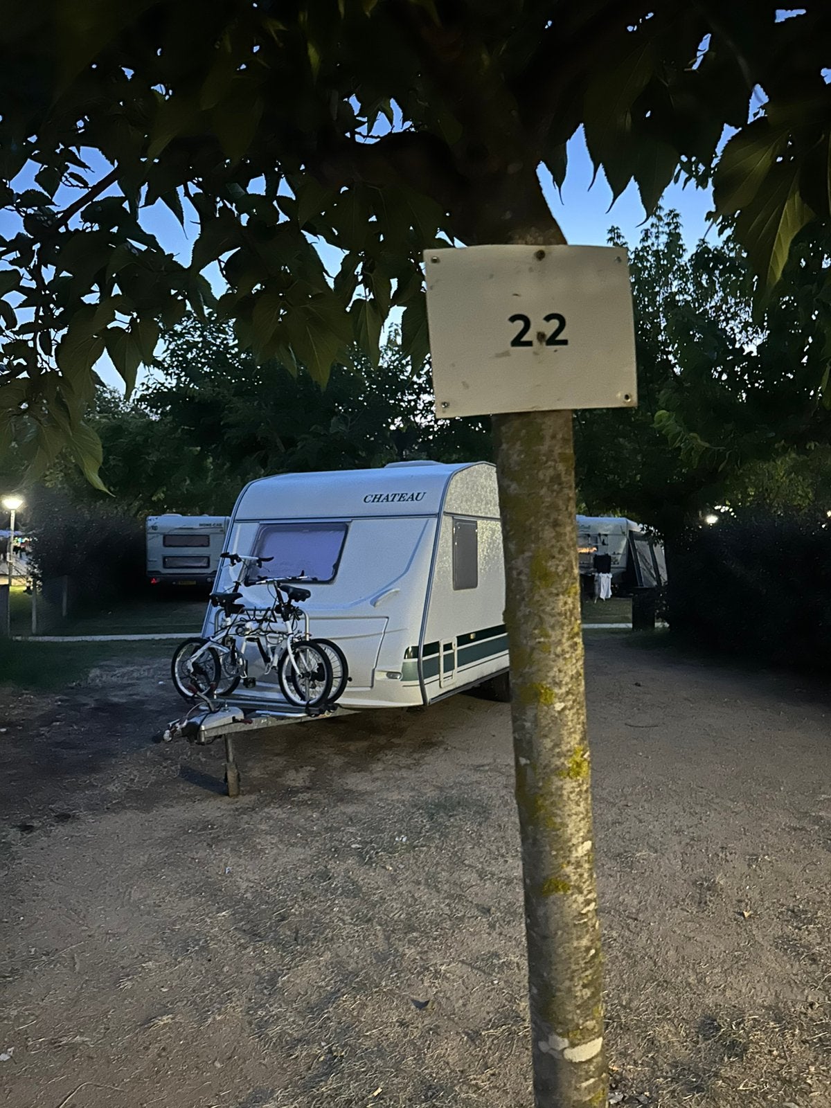 Te koop Chateau Caratt430 in spanje met voortent/luifel, Chateau, Frans bed, Treinzit, 750 - 1000 kg