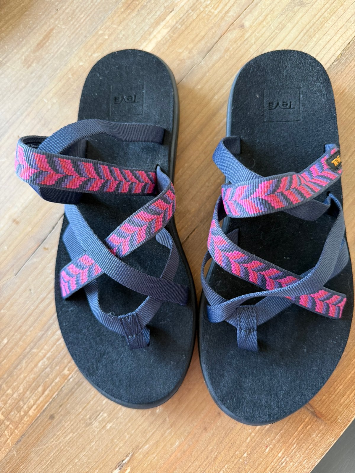 TEVA slippers olowahu maat 40 nieuw  zwart roze grijs, Ophalen of Verzenden, Zo goed als nieuw, Grijs, Overige typen