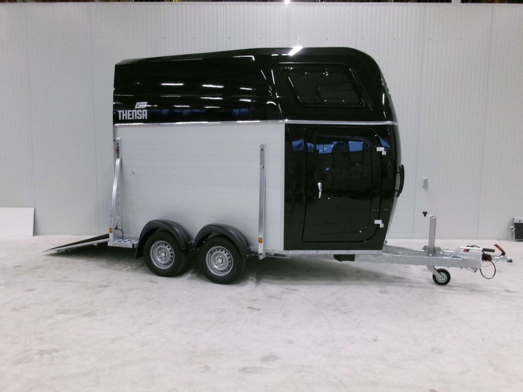 Nieuwe Atec 1,5 Paards trailer. Thensa 1600. Incl zadelkamer, Ophalen, Info@voskamphall.nl, Voskamp Hall, 1½-paards trailer
