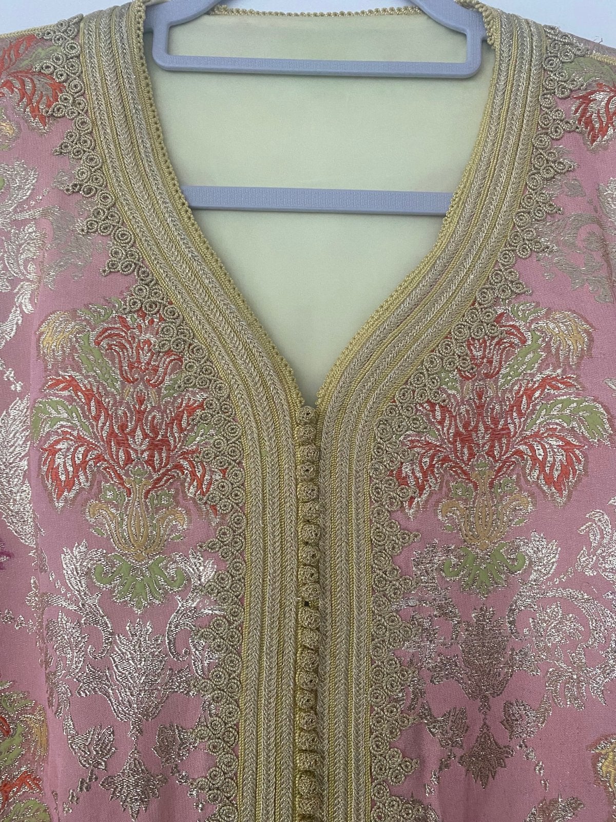 Caftan Takshita Haj Omar - Roze met gouden borduursels, Zo goed als nieuw, Roze, Onder de knie, Ophalen
