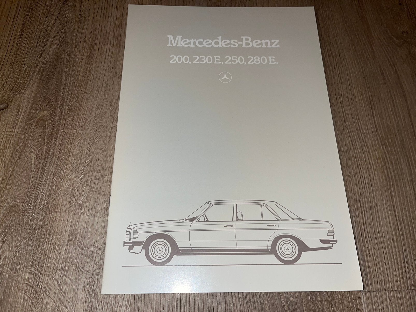 Folder Mercedes-Benz W123 1983 (200, 230E, 250, 280E), Ophalen of Verzenden, Zo goed als nieuw, Mercedes