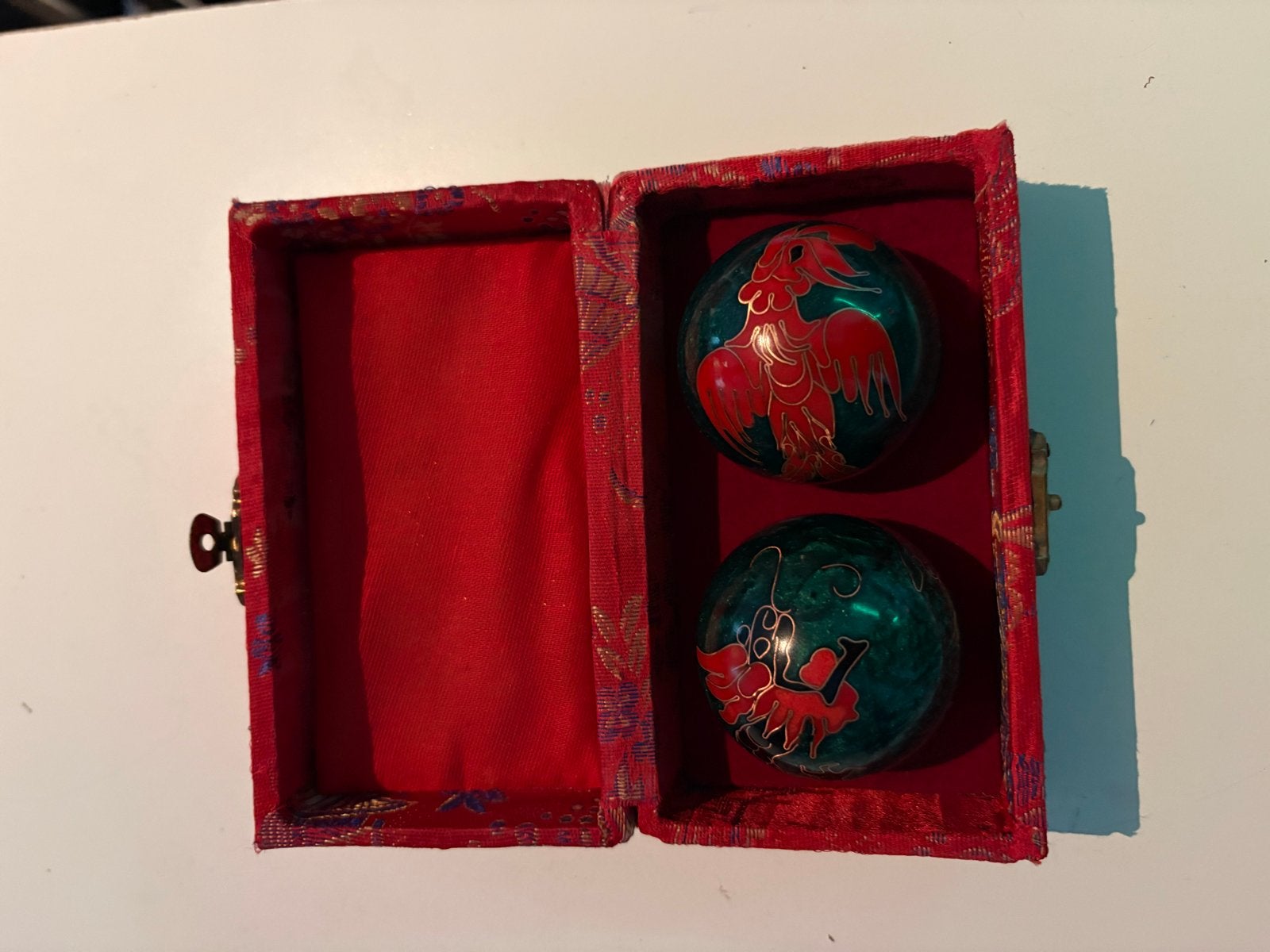 Chinese gezondheidsballen in brokaatdoosje, Antiek en Kunst, Ophalen