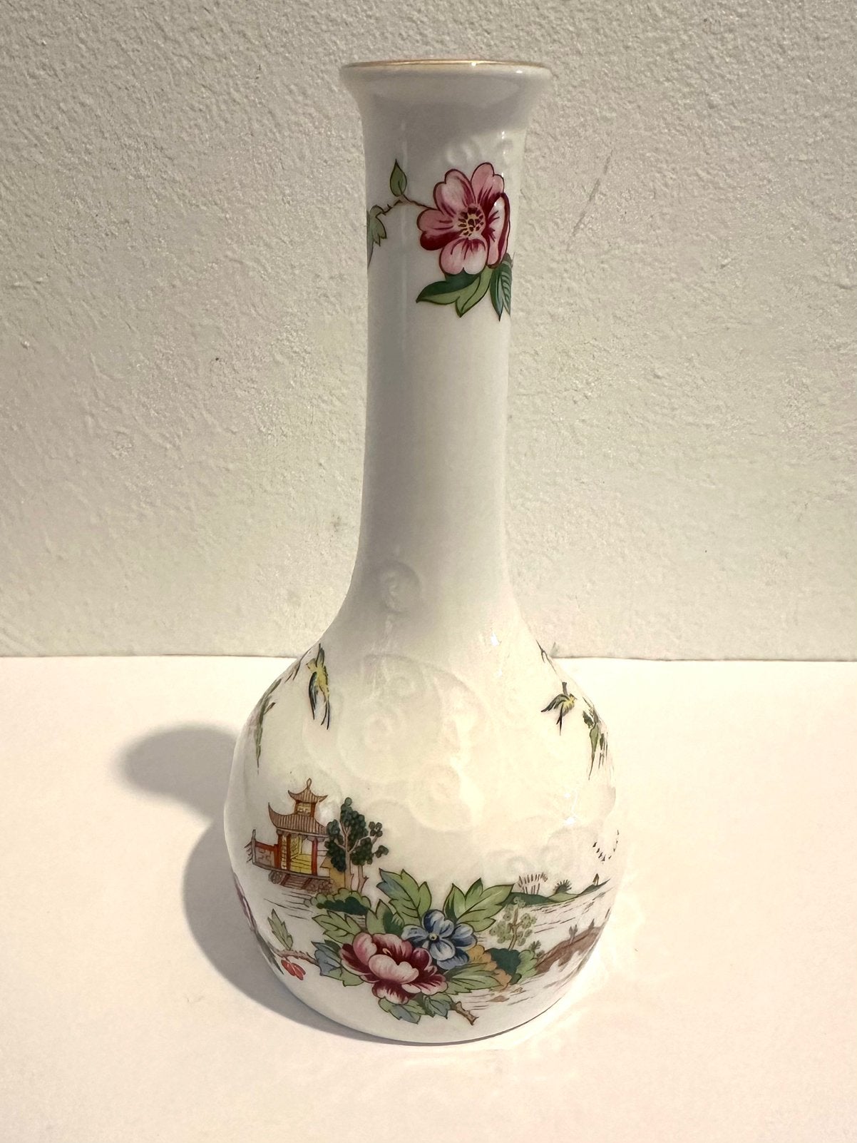 Porseleinen vaasje van Crown Staffordshire “Pagoda, 14cm, Ophalen of Verzenden, Zo goed als nieuw, Wit