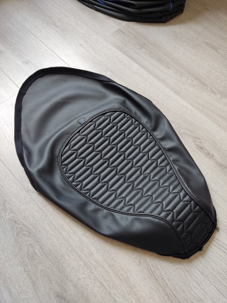 UITVERKOOP! Zadelhoes / buddydek Piaggio Zip zwart custom, Info@jynkx.com, Nieuw, Ophalen of Verzenden, Piazza 99