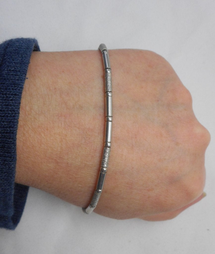 Zilveren mooie armband met bolletjes en staafjes nr.375