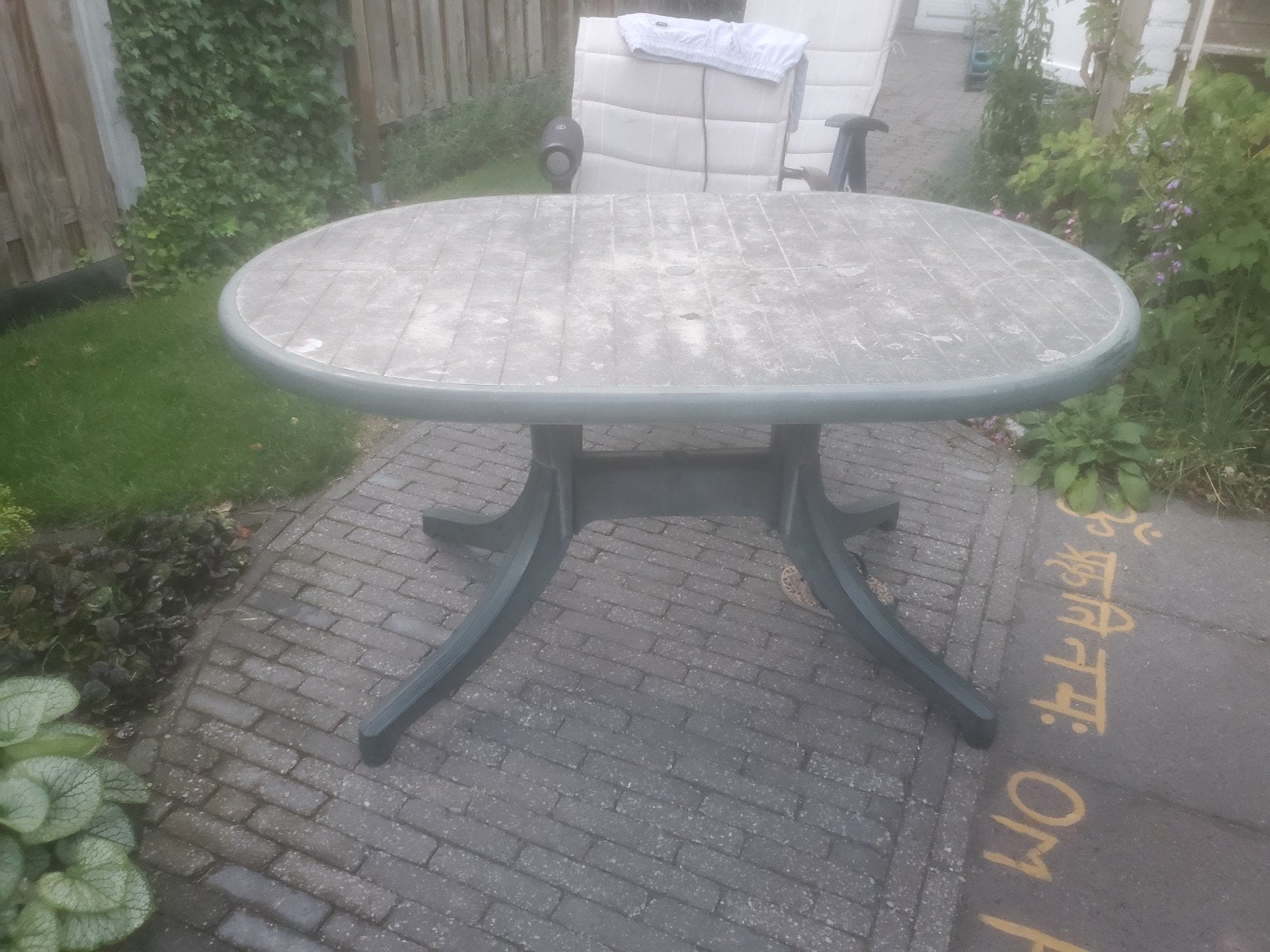 Gratis af te halen: Groene kunststof tuintafel met 3 stoelen, Ophalen, Kunststof, Gebruikt, 3 zitplaatsen
