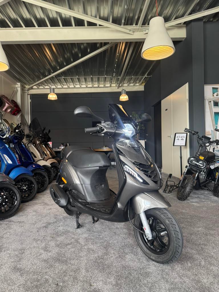 Piaggio Zip | Custom | Full option | Garantie | 2023, Fietsen en Brommers, Scooters | Piaggio, Ophalen, Maximaal 45 km/u, Zip